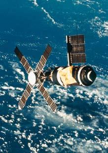 Nasa Abb. 2: Die Raumstation Skylab wurde in den Jahren 1973 bis 1974 betrieben und bot insgesamt neun Astronauten eine befristete Heimat im All. Abb. 3: Das Weltraumlabor Spacelab flog insgesamt 22 Mal ins All.