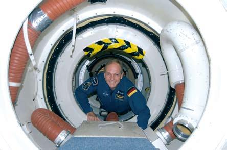 »Mit Columbus wird die Raumstation wirklich international«dlr Der ESA-Astronaut Hans Schlegel, Teilnehmer der jüngsten Space- Shuttle-Mission, antwortet auf Fragen des Wissenschaftsjournalisten