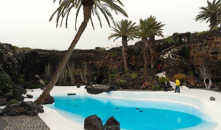 jetzt ein Platz für Konzerte. Manriques Jameos del Aqua mit Pool im Freien. Früher ein Hotel, Ebenfalls mit der Landschaft verbunden ist der Jameos del Aqua.