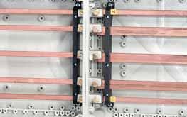 EMV-gerechte Sammelschiene Das Hauptsammelschienensystem hat standardmäßig die N/PEN-Leiter im Bereich der Außenleiter. Die N-Sammelschienen haben die gleiche Strombelastbarkeit wie die Außenleiter.