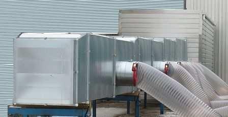 Funktionsweise Die von der erzeugte warme Luft wird über flexible Schläuche in die Belüftungseinrichtung der Abrollcontainer gepresst.