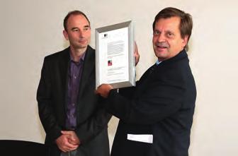 > Departement Präsidiales 14 Stolz: Andreas Zeller nimmt das Zertifikat der Fachstelle UND entgegen.