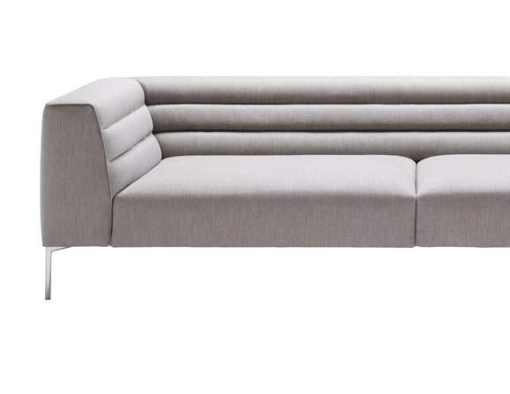 The sofa can be equipped with cushions upholstered in polyurethane/dacron Du Pont or in goose down 100% pure material.