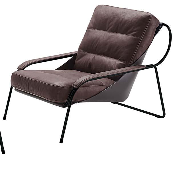 Kleiner Sessel und Hocker Stahlsockel, verchromt oder vernickelt glänzend, schwarz. Gestell aus steifem Polyurethan. Polsterung aus Polyurethan/Dacron Du Pont.