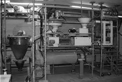 Die Durchsätze der eingesetzten halbtechnische Gutbett-Walzenmühle der Firma KHD Humboldt Wedag (Bild I-26) lagen zwischen 3 und 7 kg/h je nach Material und Feinheit.