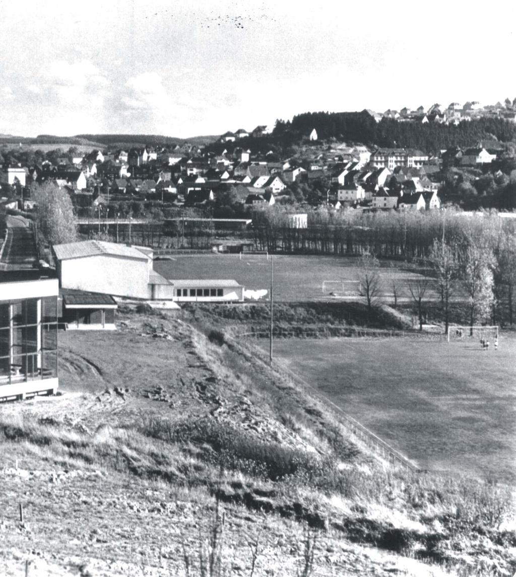 Mit Schwung aus der Krise - 1968 bis 1970 spiele auf dem Hartplatz im Wissener Stadion austragen. Dazu wurde jedesmal ein Spielfeld für Handball vor den jeweiligen Spielen neu abgegrenzt.
