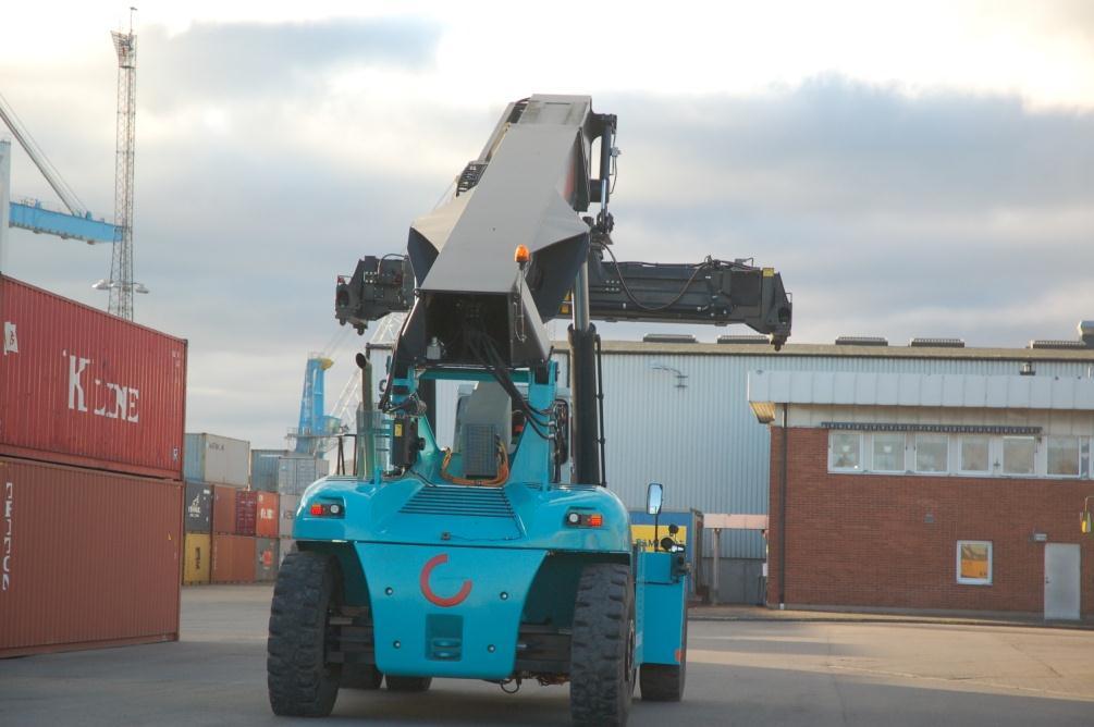 TEST DRIVING Zweischichtbetrieb von LKW Beladung mit Container. Be-und Entladung von Containerschiffe mit STS Kran.