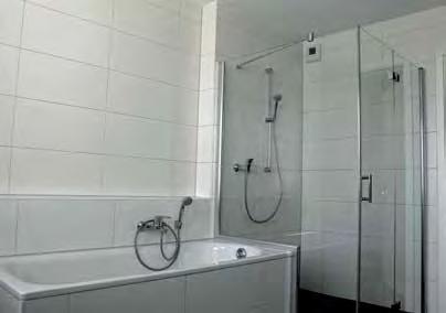 Links: Bodengleiche Dusche in einem kleinen Bad einer renovierten Wohnung in der Rosenstraße 8 in