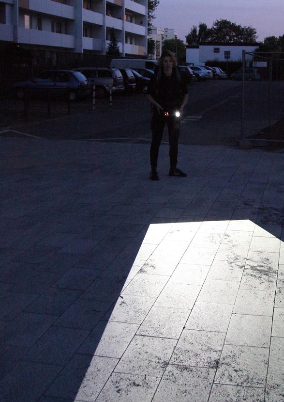 Beamer Walk Video/Performance, 2012-2014 Die Projektion von weißem Licht macht Architektur und Oberflächen in einem ansonsten dunklen Stadtgebiet sichtbar.