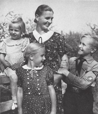 AB 13 Frauen im Nationalsozialismus Die Nationalsozialisten widersetzen sich der Emanzipation von Frauen. In ihrem Weltbild unterscheiden sich die Aufgaben von Mann und Frau.