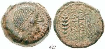 Thyrsos zwischen zwei Füllhörnern, darunter Kantharos COMMI F / VERICA Weibliche Figur sitzt r. auf Rüstungen, dahinter Schild. Van Arsdell 531-1.