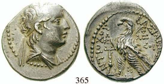 mit Königsbinde / Apollo Delphios mit Pfeil und Bogen sitzt auf Omphalos, beidseits Monogramme. Newell ESM 177.