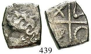 0,87 g. Thyrsos zwischen zwei Füllhörnern, darunter Kantharos COMMI F / VERICA Weibliche Figur sitzt r. auf Rüstungen, dahinter Schild.