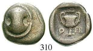 Kopf des Herakles r. mit Löwenfell / Pegasus l.; darüber Monogramm. SNG Cop.440var.