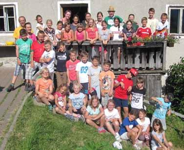 Seite 10 Schenna, Juli 2015 Nr. 7 Hüttenlager 2015 So wie jedes Jahr hat die Jungschar Schenna auch dieses Jahr ein Hüttenlager für die Grundschüler von Schenna, Verdins und Tall veranstaltet.