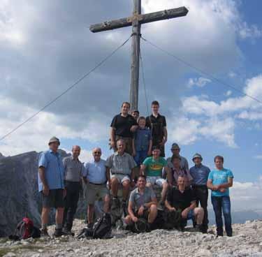 Seite 18 Schenna, Juli 2015 Nr. 7 Schützenausflug in die Dolomiten Bei herrlichem Wetter machte sich die Schützenkompanie auf zum Ausflug in die Dolomiten.