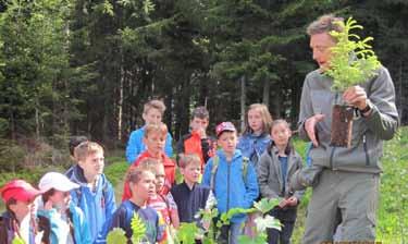Unterstützt von Lehrern, Förstern, dem Referent für Forstwirtschaft sowie dem Waldbesitzer, sollten die Kinder die vielfältige Bedeutung des Waldes erfahren.