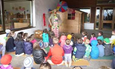 Im Dezember organisierte der KFS den traditionellen Clown Tino unterhält die Kinder beim Spielfest Mit viel Freude besuchten die Kinder den Schwimmkurs im Hallenbad vom