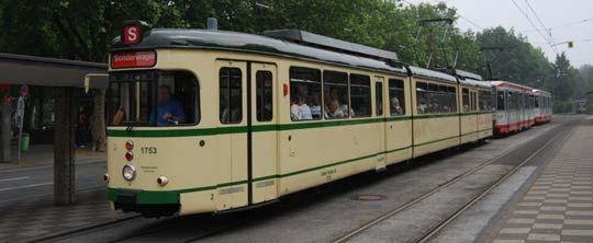 dem gesperrten Bahnübergang (Foto: Budych)