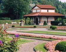 Etappenstadt ver mitteln. Zahlreiche Fundstücke aus den Häusern und Werkstätten der römerzeit lichen Handwerker und Künstler sind hier ausgestellt. www.roemermuseum-schwarzenacker.de, Tel.