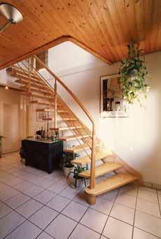 TREPPEN Die Treppe dient nicht nur dem Zweck die verschiedenen Wohnebenen zu erreichen, sondern ist auch ein wichtiges Element zur Gestaltung des Eingang- oder Wohnbereiches.