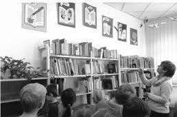 Frau Koll zeigte uns ganz viele verschiedene Bücher und wir erkannten es gibt dicke, dünne, große, kleine Bücher mit Bilder, ohne Bilder, für Kinder, junge und ältere Leute.