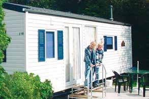 Die Chalets besitzen ein Wohnzimmer, Dusche, Toilette, eine vollständig ausgestattete Küche und zwei Schlafzimmer.