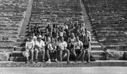 Griechenland hieß das Reiseziel der Schülergruppe des Canisianum, hier im Theater von Epidauros. Herzlichen Glückwunsch! zur Vollendung des 4.