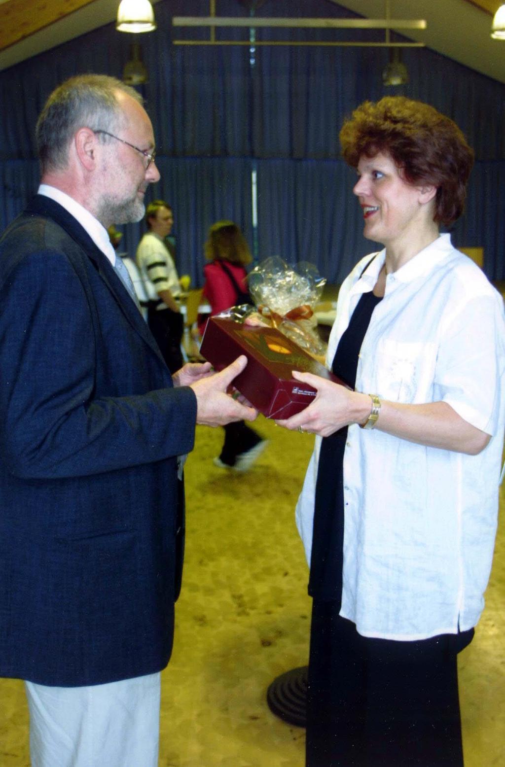 Amtseinführung des neuen Schulleiters (Mai 2001) lks.: Heinz Pannenbecker mit Rheinbergs Bürgermeisterin Ute Schreyer.