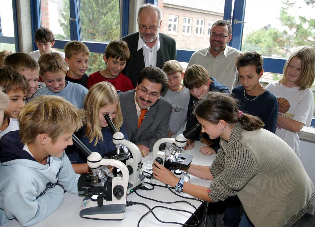 Sept. 2004: Die Sparkasse spendet neue Mikroskope für den naturwissenschaftl.