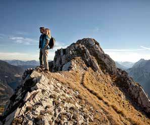 Genießen Sie die besten Aussichten über 4 Länder und unzählige Gipfel von der Panoramaterrasse oder aus dem Gipfelrestaurant.