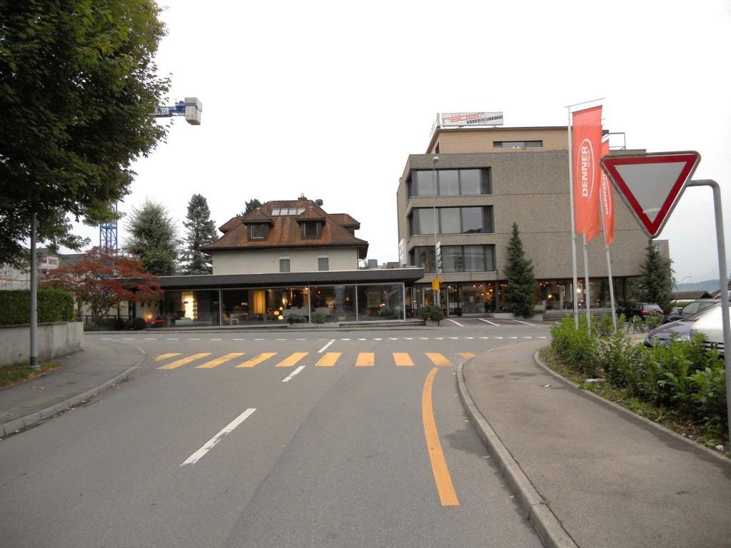 Linkseinmünden Industriestrasse - Bahnhofstrasse 1. Blick zurück 2. Armzeichen nach links 3.