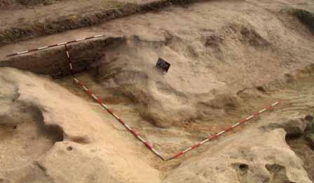 A-91 Grabungsfläche nach Befreiung des Hummus ( NHM, Foto: ARGIS) Zur Grabenfüllung, die die Funde - also die Opfergaben - beinhaltete, stellte sich im Laufe der archäologischen Ausgrabungen des