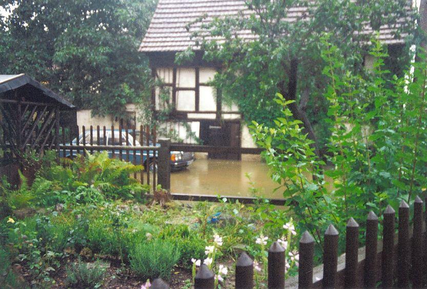 Abb. 19: Überflutetes Grundstück Dorfplatz 7 oberstrom Brücke Dorfplatz Oberpoyritz, August 2002 An der Viehbotsche gibt es in Oberpoyritz ebenfalls zahlreiche zu gering dimensionierte Durchlässe.