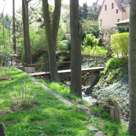 Der Bach verläuft zum größten Teil im Wald oder am Waldsaum und wird mehrfach von Brücken und Wanderwegen gequert. Abb.