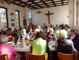 Aus den Gemeindebezirken Heek Frühstück in der Kirche Zum diesjährigen Frauenhilfstreffen in unserer Region hatte die Heeker Frauenhilfe am 20.