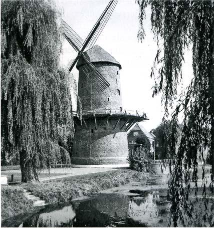 Hausmeisterliche Verwaltung der Turmwindmühle Der Kreis Borken hat im Jahr 1995 für einen Symbolwert von einer D-Mark die Turmwindmühle Werth an die Stadt Isselburg verkauft. Der Heimatverein Werth e.