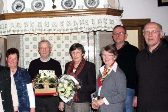 6 HEIMATBRIEF Nr. 214 / Januar Februar 2011 Bernhard Rolvering wurde mit der Ernennung zum Ehrenvorsitzenden und einem Präsent geehrt, seine Ehefrau Änne mit einem Blumenstrauß.