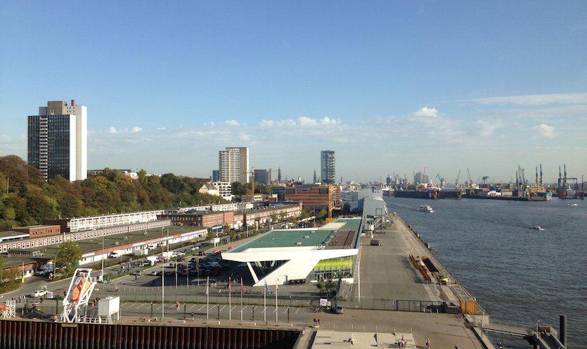 Das 25 Meter hohe Dockland bietet einen tollen Blick auf den gesamten Hafen von Hamburg.