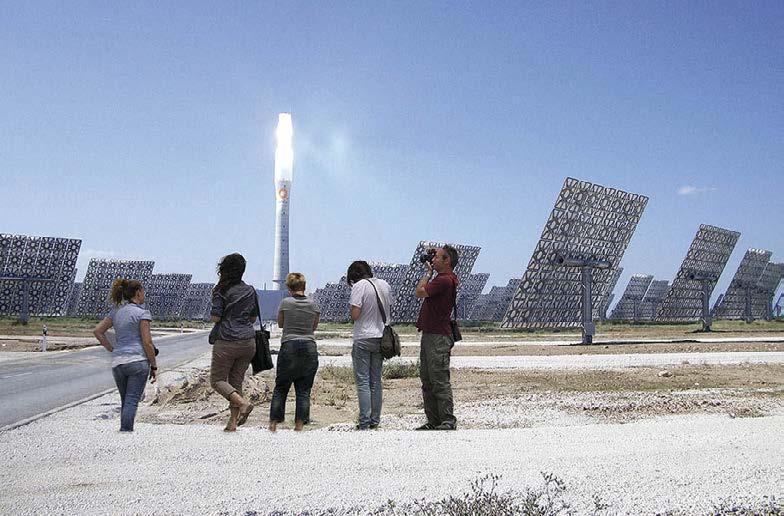 Teilnehmer der Bauhaus-Sommerschule Energielandschaften 3.0 besichtigen Solarparks in Nordafrika Wie sieht diese Stadtlandschaft aus, die nicht mehr von der Nutzung fossiler Energieträger geprägt ist?