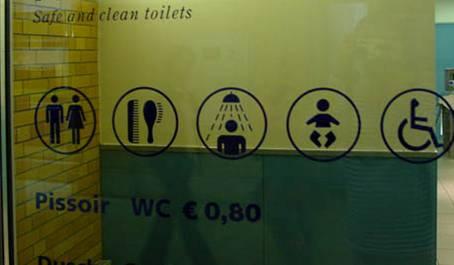 Publikumseinrichtungen am Bahnhof Mehr offene Toiletten für die Kunden.