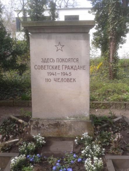 57 Gedenkstein für 110 sowjetische Opfer 59 Gedenkstein für 58 sowjetische Opfer Aus den Gräbern
