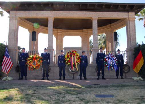 Helm ab zum Gebet Fort Bliss, National Cemetery Ehrenwache und Kränze vor dem Ehrenmal auf dem Nationalfriedhof - 17 - Am Sonntag, den 16.