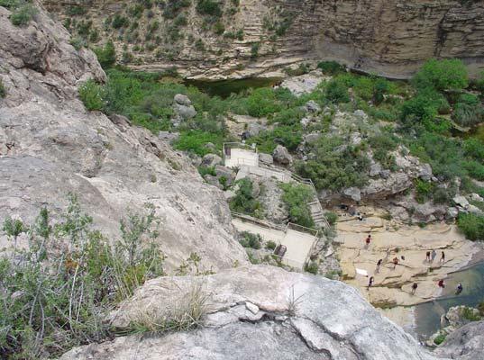 Von hier aus führen viele Hiking Trails in die Landschaft, wie z.b ein 4,7 Meilen langer Loop-trail. Das Wasser kommt von tief unten aus dem Fels und steigt zur Quelle auf.