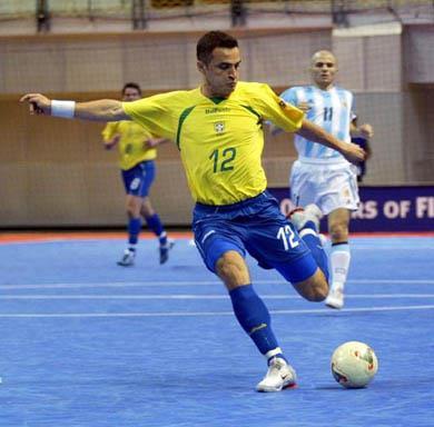 Warum Futsal? Futsal bietet auch kleinen und leichten Spielern Chancen, auf höchstem Niveau zu spielen.