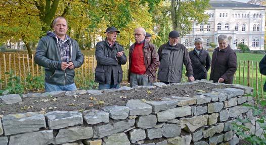 VERBANDSNACHRICHTEN Einstimmung auf die Landesgartenschau 2017 Geländerundgang mit Gartenfreunden des BV Paderborn und den Gartenbauvereinen Das Hochbeet im Freizeitgarten steht schon.