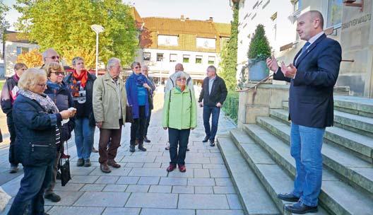 Oktober, früher Nachmittag in Bad Lippspringe: Mehr als 40 Gartenfreunde des Bezirksverbandes Paderborn und verschiedener Gartenbauvereine in Ostwestfalen trafen sich vor dem Rathaus zum Rundgang