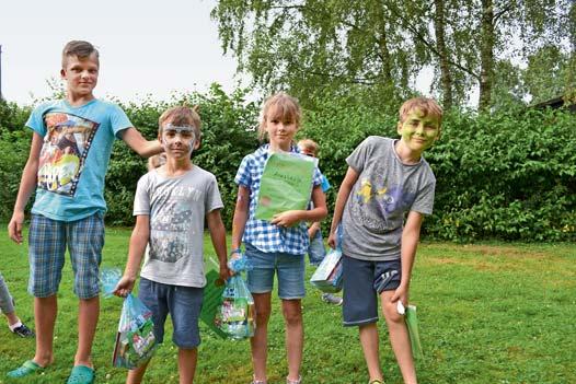 VEREINSNACHRICHTEN Sommerfest zum 40. Jubiläum des Kgv. Lutter-Aue Ummeln. Hier die Sieger des Gummistiefelweitwurfs sowie die Geehrten, die seit über 30 Jahren Mitglied im Verein sind.