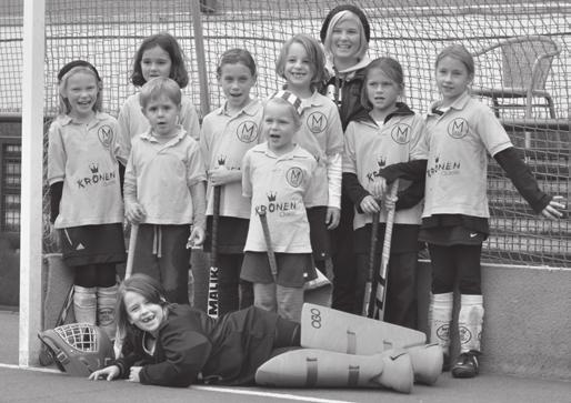 HOCKEY Feldsaison der Hockey- D- Mädchen Eine aufregende erste Feldsaison für die im Herbst neu gegründete Mädchen D-Mannschaft geht nun zu Ende.