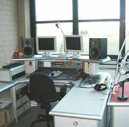 CAMPUSLEBEN HOCHbetrieb CAMPUSLEBEN SPIEL MIT DEN FREQUENZEN RADIO TRIQUENCY BIETET RAUM FÜR S EXPERIMENTIEREN 13 Hochschulradios gibt es in NRW eins davon ist Radio Triquency.